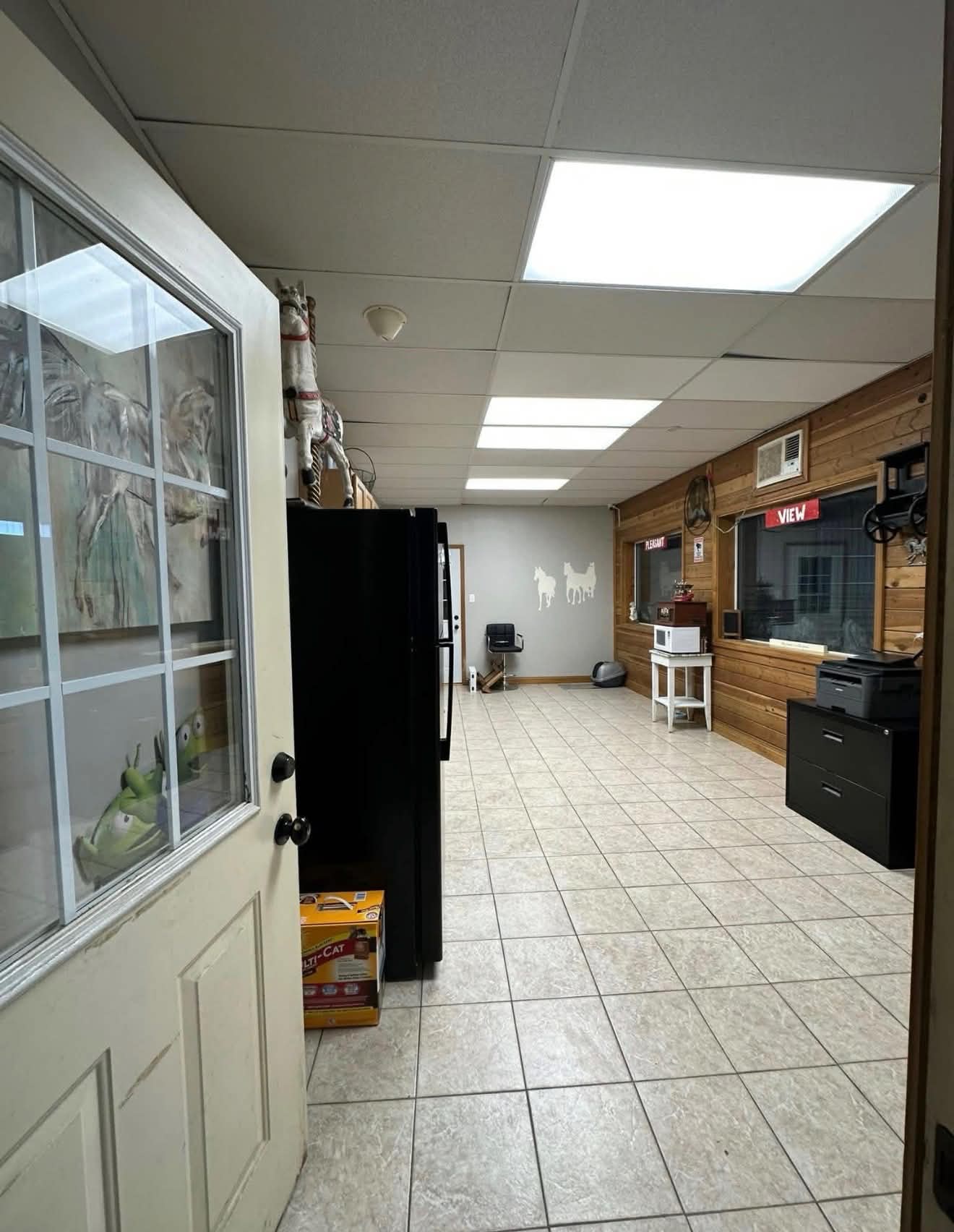 Viewing room and lounge